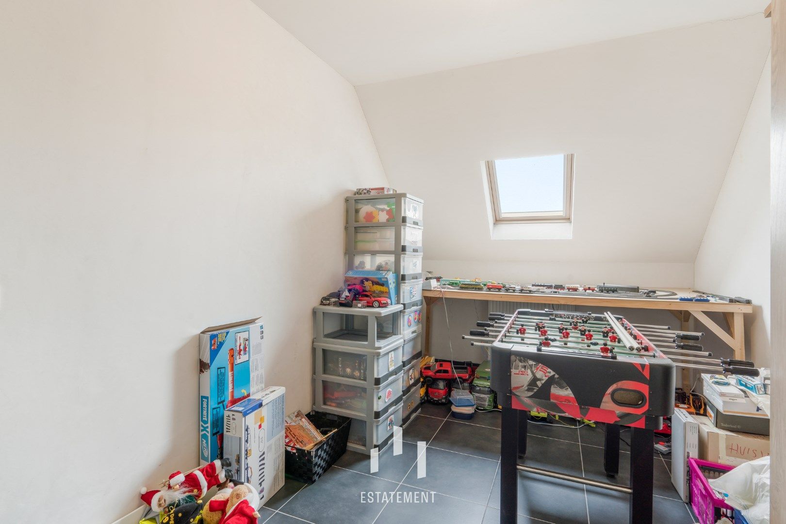 Recente halfopen woning (2015) met 3 slaapkamers, garage en tuin foto 11