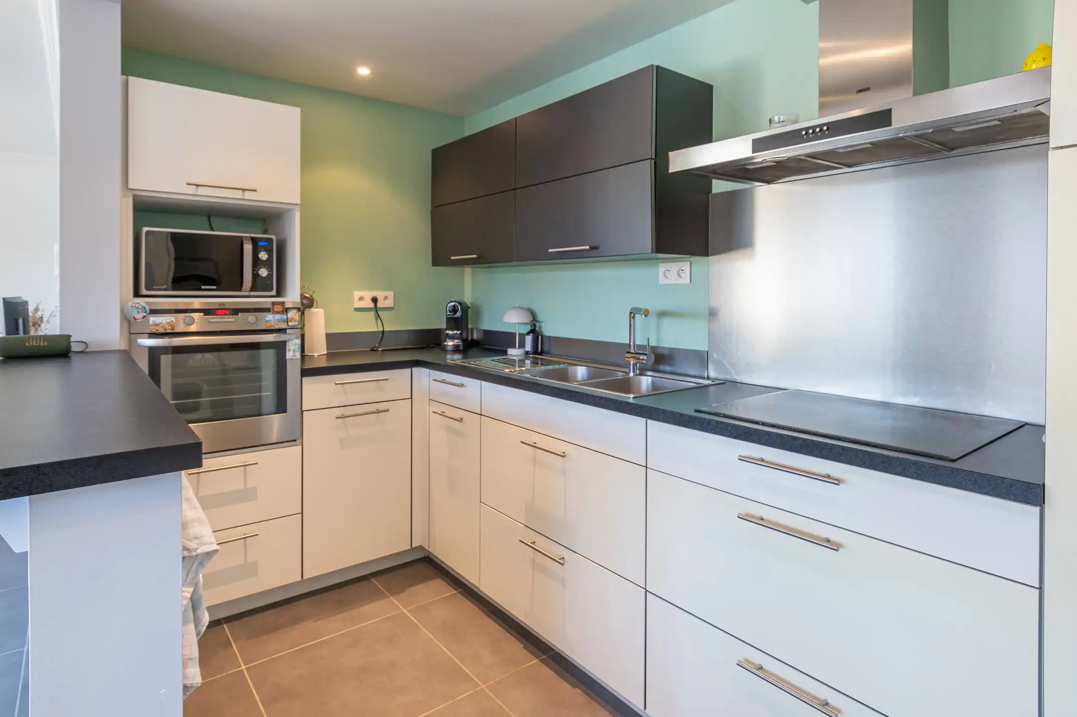 Ruim instapklaar 3 slaapkamer appartement met groot terras foto 6