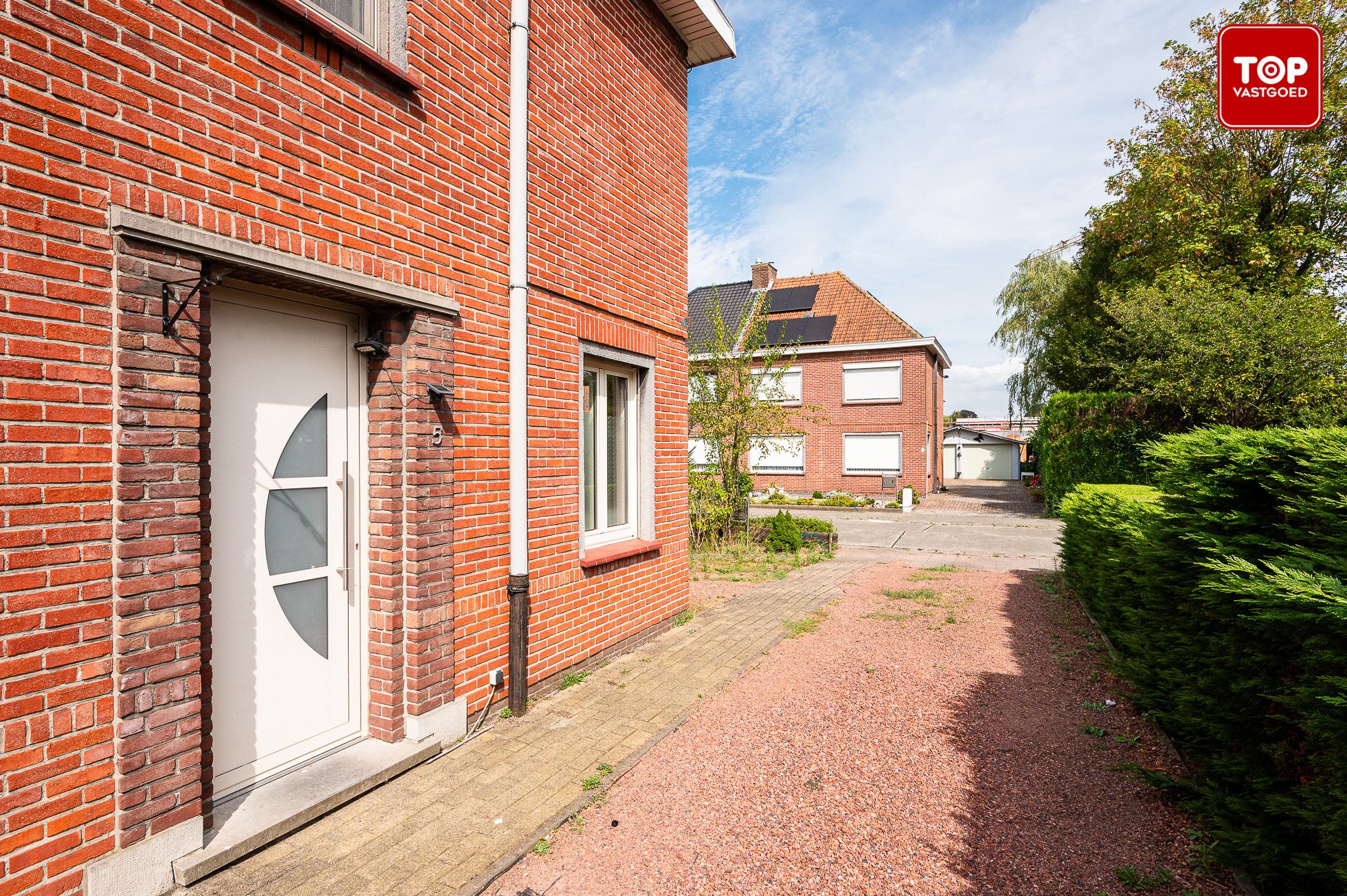 Ruime half open woning met mooie tuin en 5 slaapkamers. foto 2