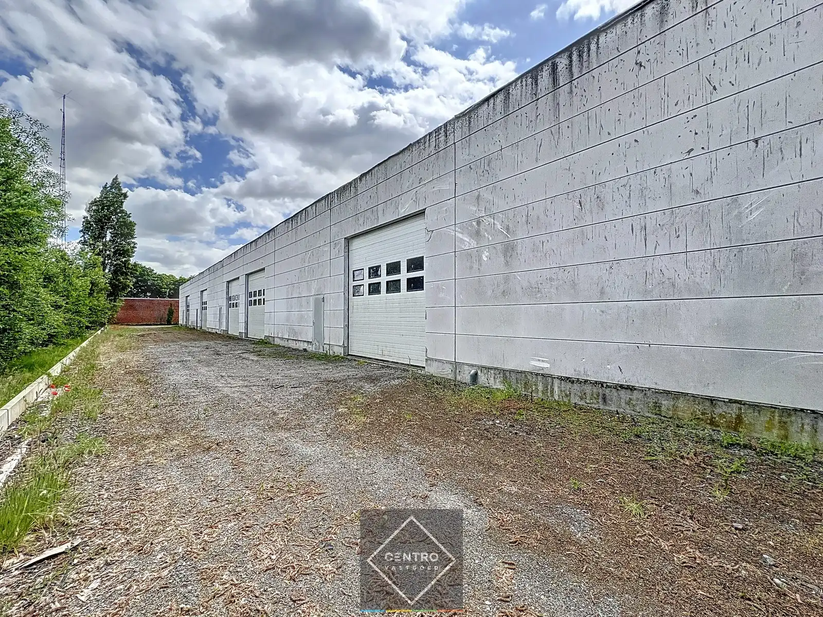 Instapklaar BEDRIJFSGEBOUW bestaande uit&nbsp;geïsoleerde MAGAZIJNEN met laadkade (ca. 2.539m²), KANTOREN (ca. 344 m²) én alleenstaande WONING. Op bedrijvenzone "Hoge Barriere" te Roeselare. foto 9