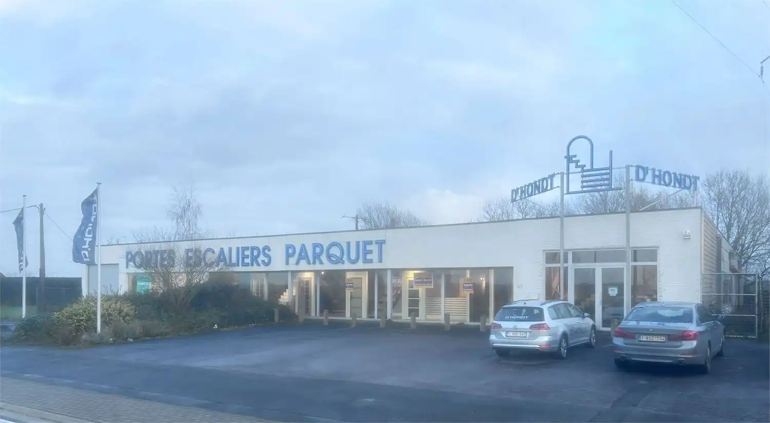 UNIEKE COMMERCIËLE LOCATIE 1.100 M2 MET PARKING foto 2