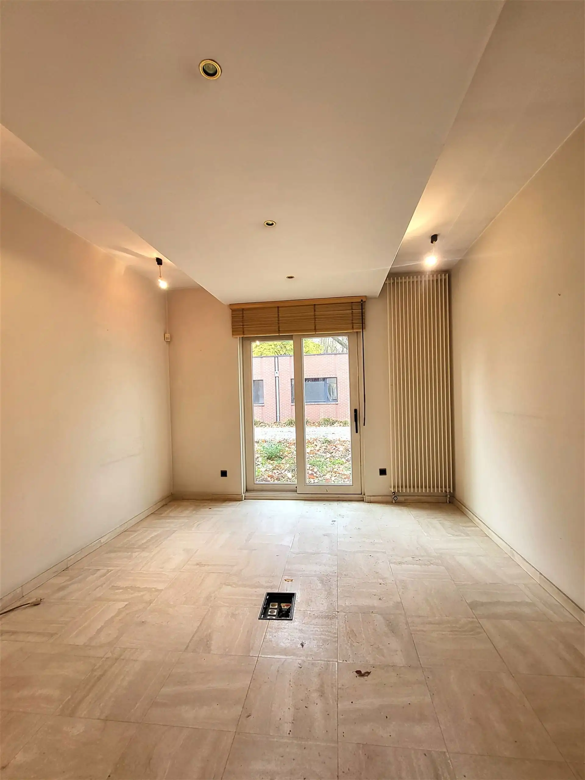 Villa met professionele opslagruimte, kelder en kantoorruimtes. foto 12