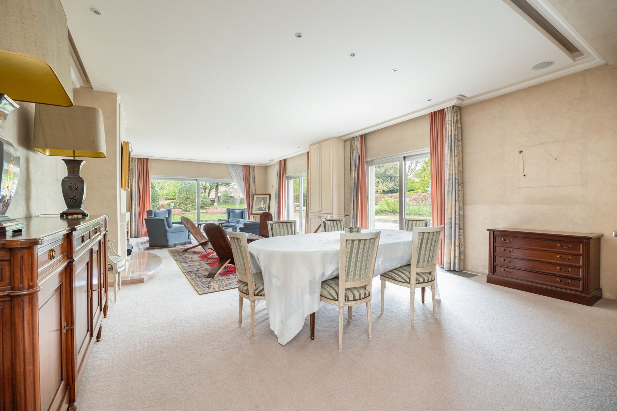 Uitzonderlijk groot gebouw met appartement en handelsruimte foto 4