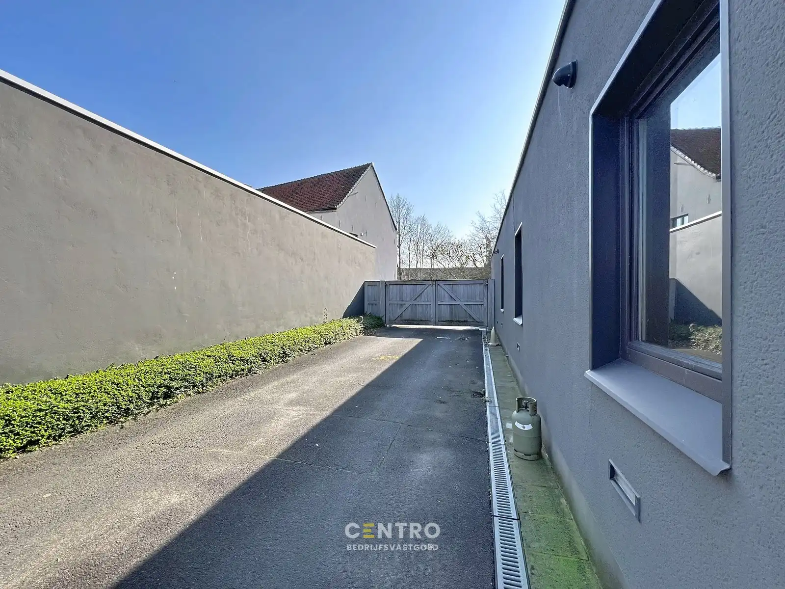 Magazijnen met kantoorgedeelte, garages én RUIM verhard buitenterrein, rustig gelegen in centrum Hooglede! foto 15