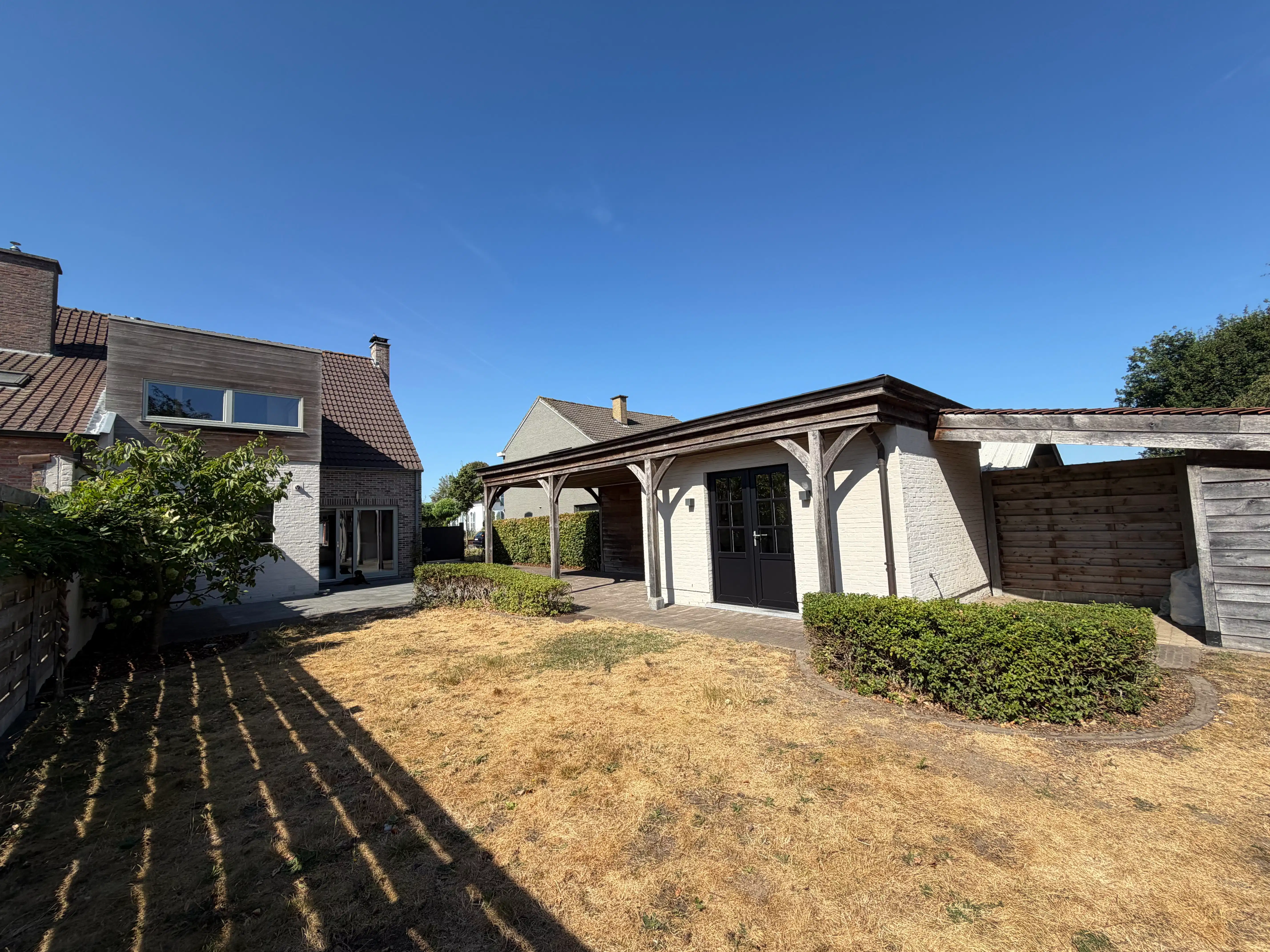 Halfopen woning met 3 slaapkamers, tuin en carport foto 15