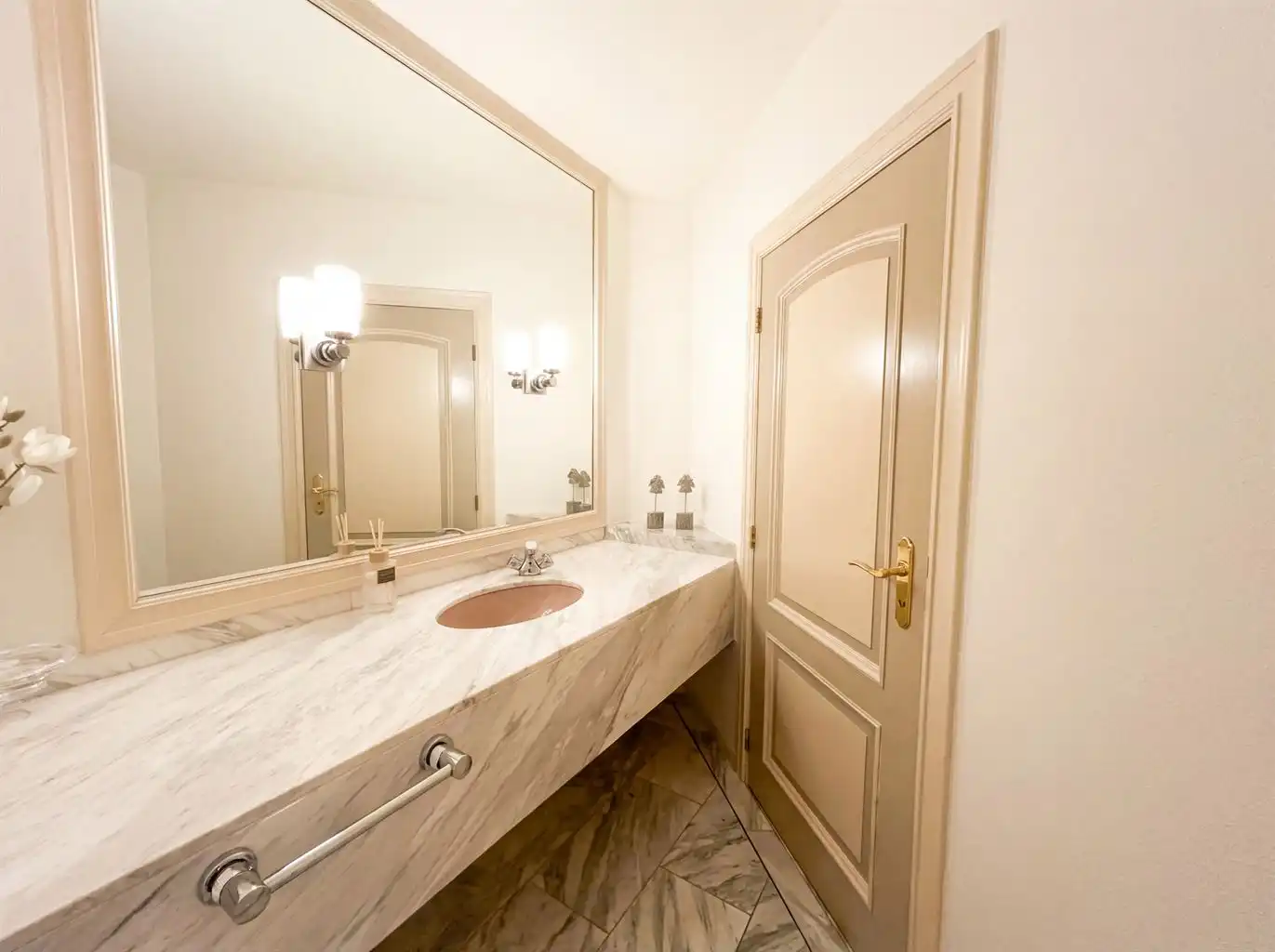 Zeer ruim gelijkvloers appartement voorzien van 2 (+1) slaapkamers, terrassen en afgesloten garagebox, gelegen nabij het centrum van Maaseik. foto 19