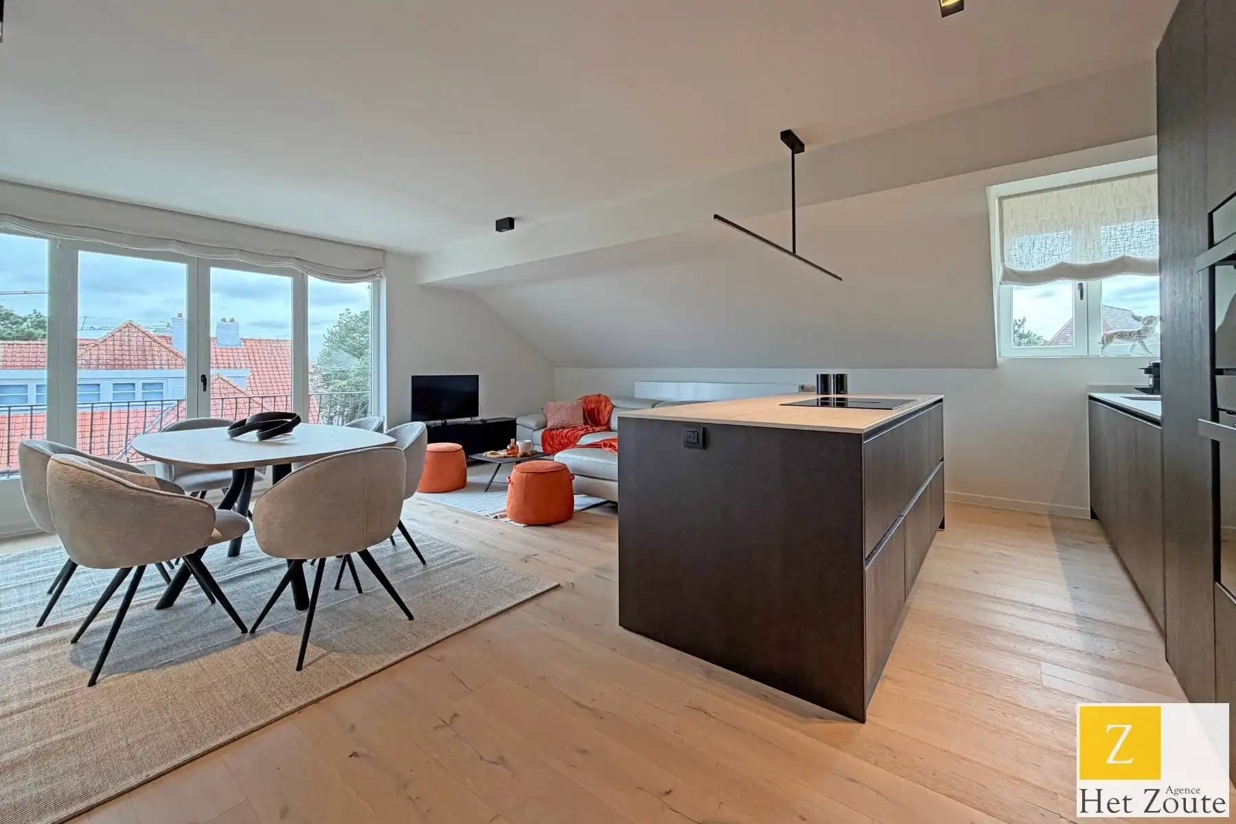 Gerenoveerd appartement in hartje Zoute foto {{pictureIndex}}