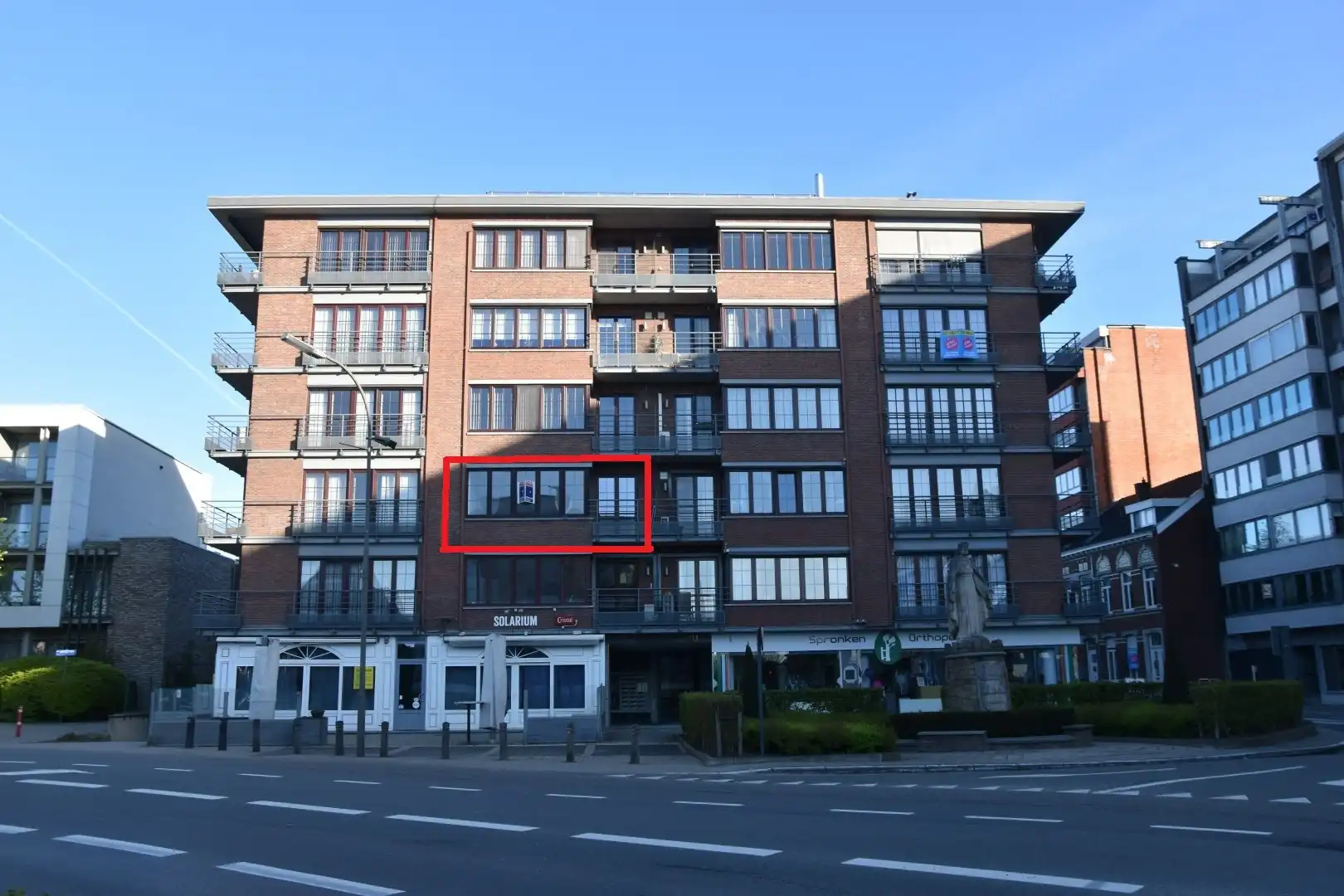 Totaal gerenoveerd appartement in centrum Tongeren foto {{pictureIndex}}