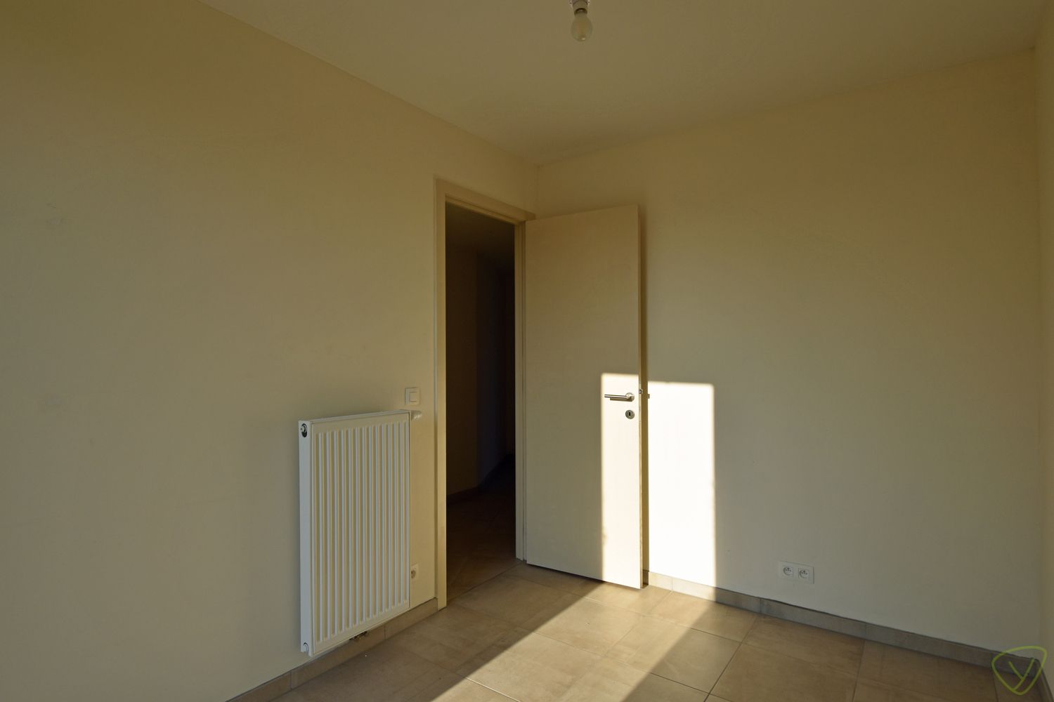 Zonnig gelijkvloers appartement te huur met centrale ligging! foto 13