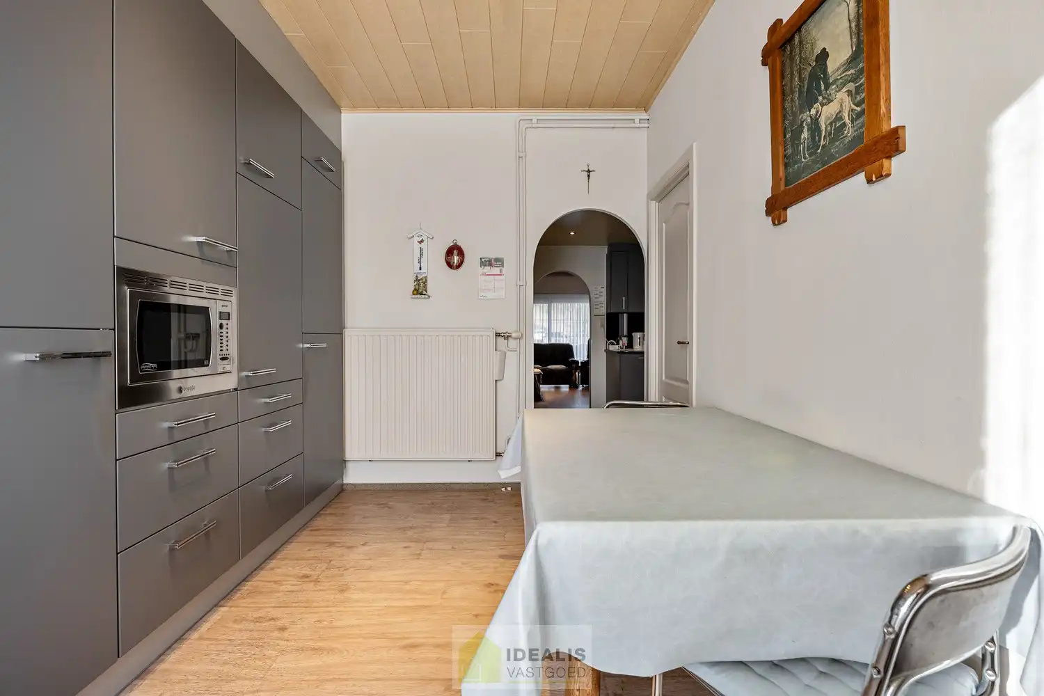 IDEALIS VASTGOED - GELIJKVLOERS APPARTEMENT IN HET CENTRUM VAN KAULILLE, BOCHOLT! Dit appartement van het bouwjaar 1972 biedt u een ruime keuken met aangrenzend bijkeuken met extra opbergruimte, een heerlijke woonkamer met grote glaspartijen, fijne slaapkamer, terras en privatieve garagebox. Dé unieke kans voor kandidaten op zoek naar een appartement op een aangename locatie vlakbij het centrum van Bocholt!! foto 12