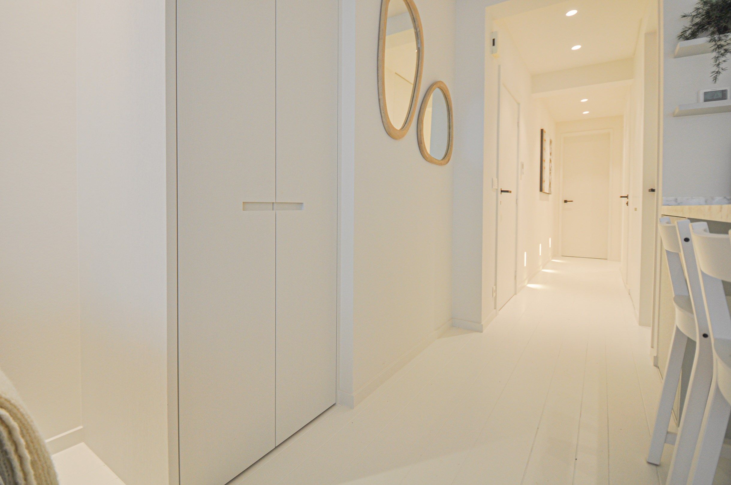 Volledig gerenoveerd appartement met een mooi zijdelings zeezicht gelegen in het Zoute. foto 8