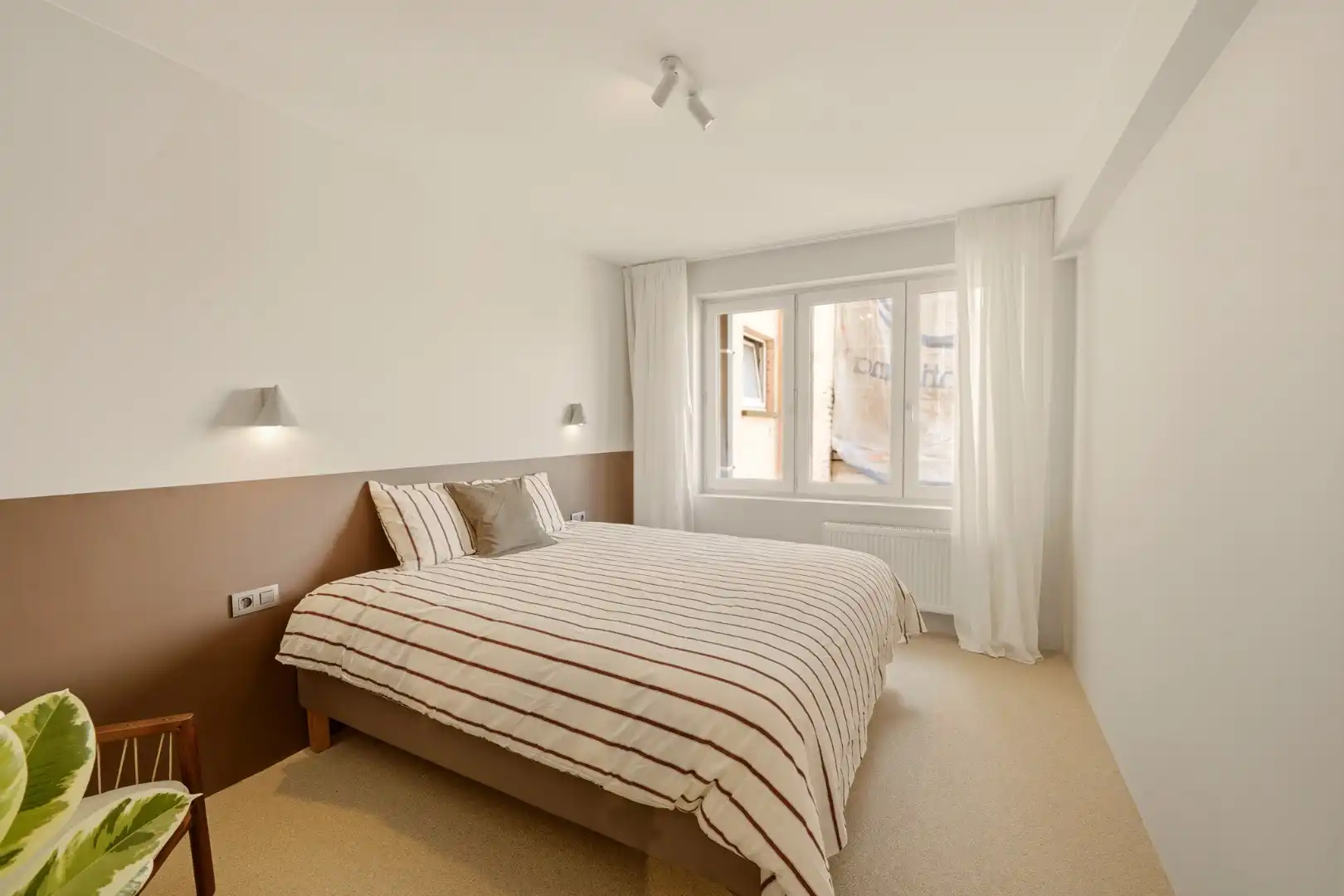 Stijlvol gerenoveerd stadsappartement met maatwerk, 2 slaapkamers en veel bergruimte foto 21