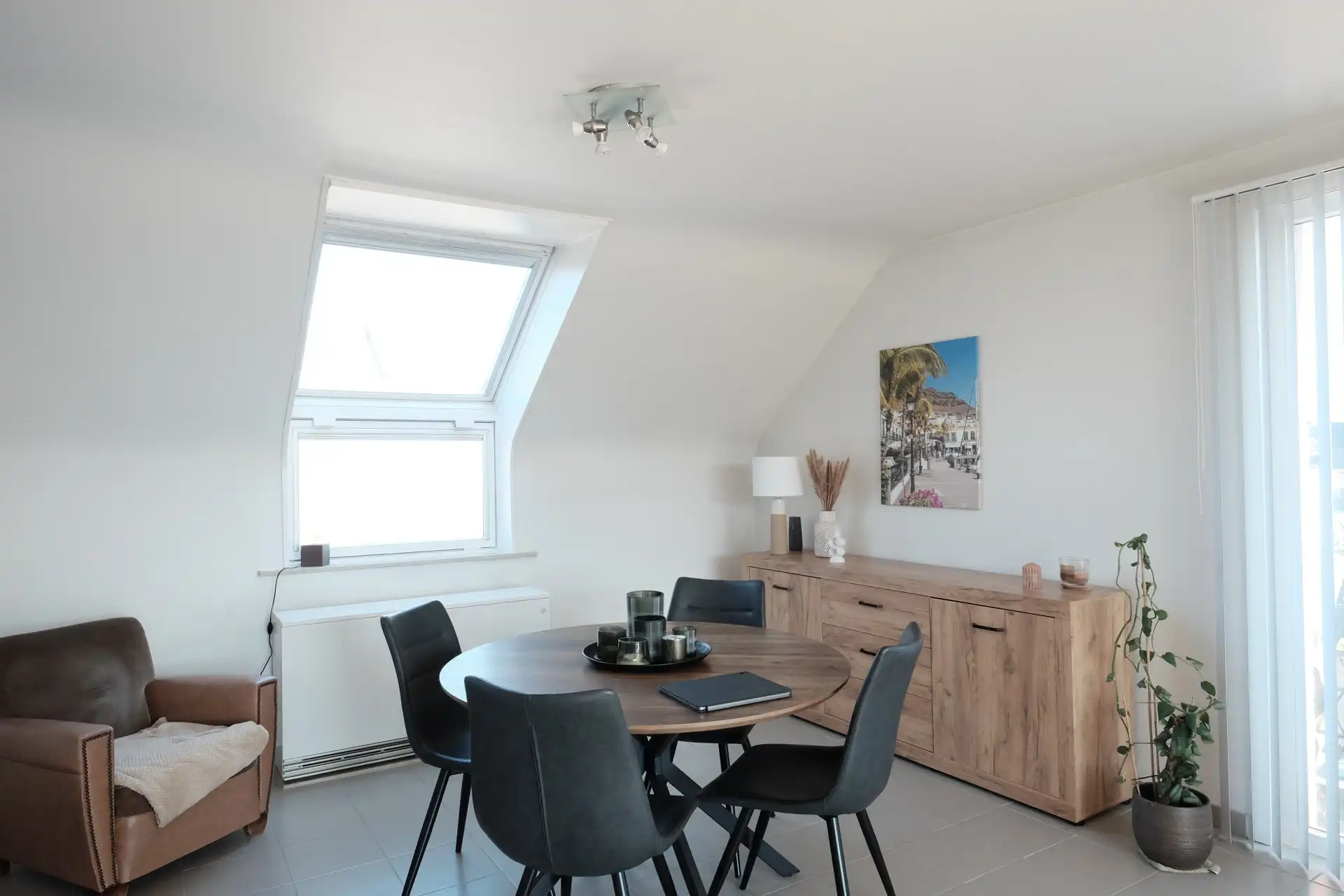 Gezellig dakappartement met 2 slaapkamers, terras en garage te Roeselare foto 5