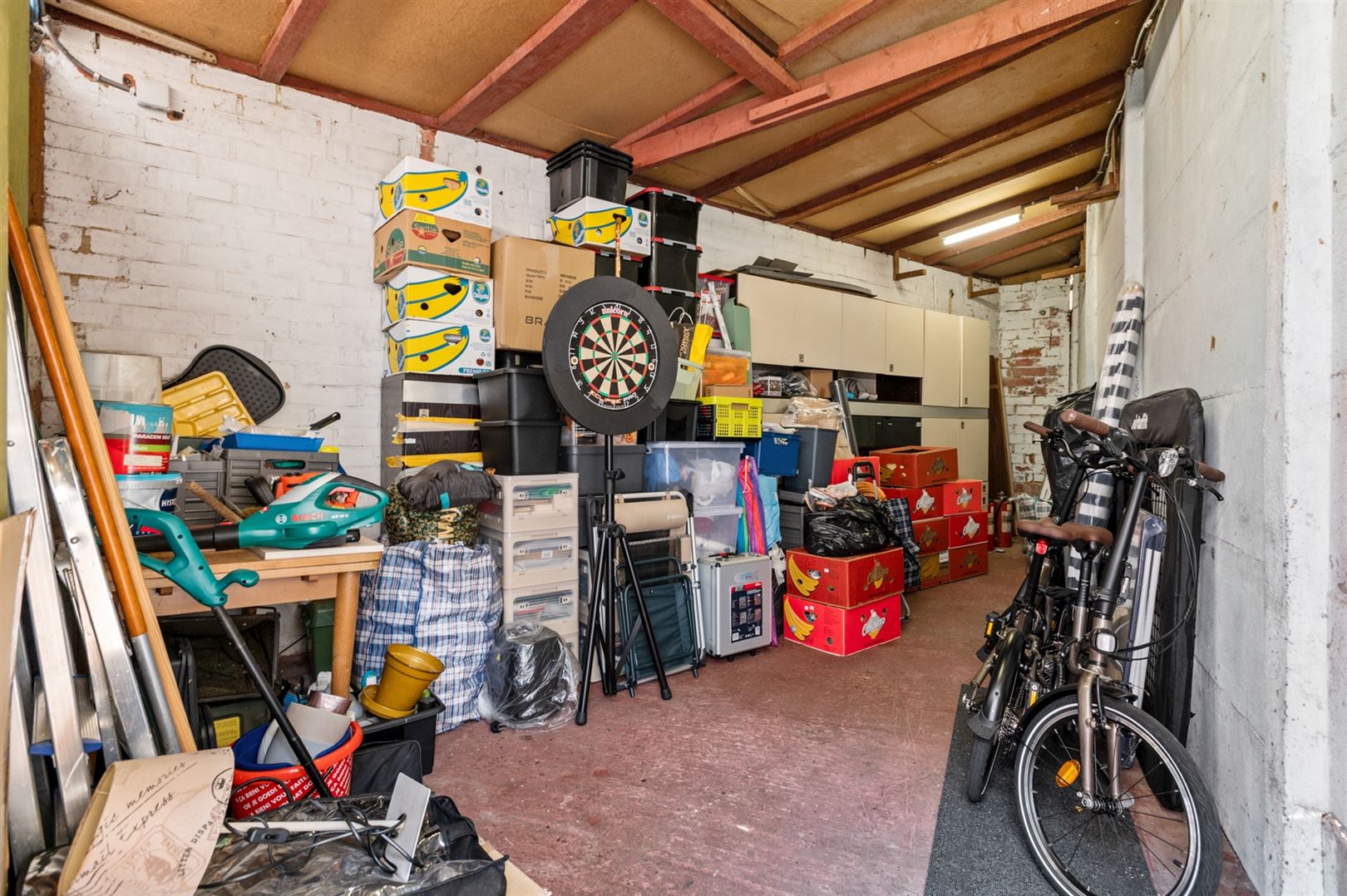 Rustig gelegen gelijkvloers appartement met 2 slaapkamers en garage. foto 14
