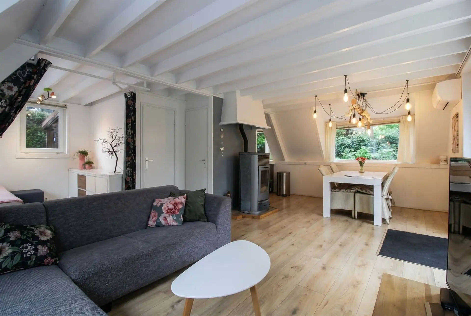 Vakantiewoning met 2 slaapkamers en ruime tuin op vakantiedomein Sonnevijver te Rekem! foto 2