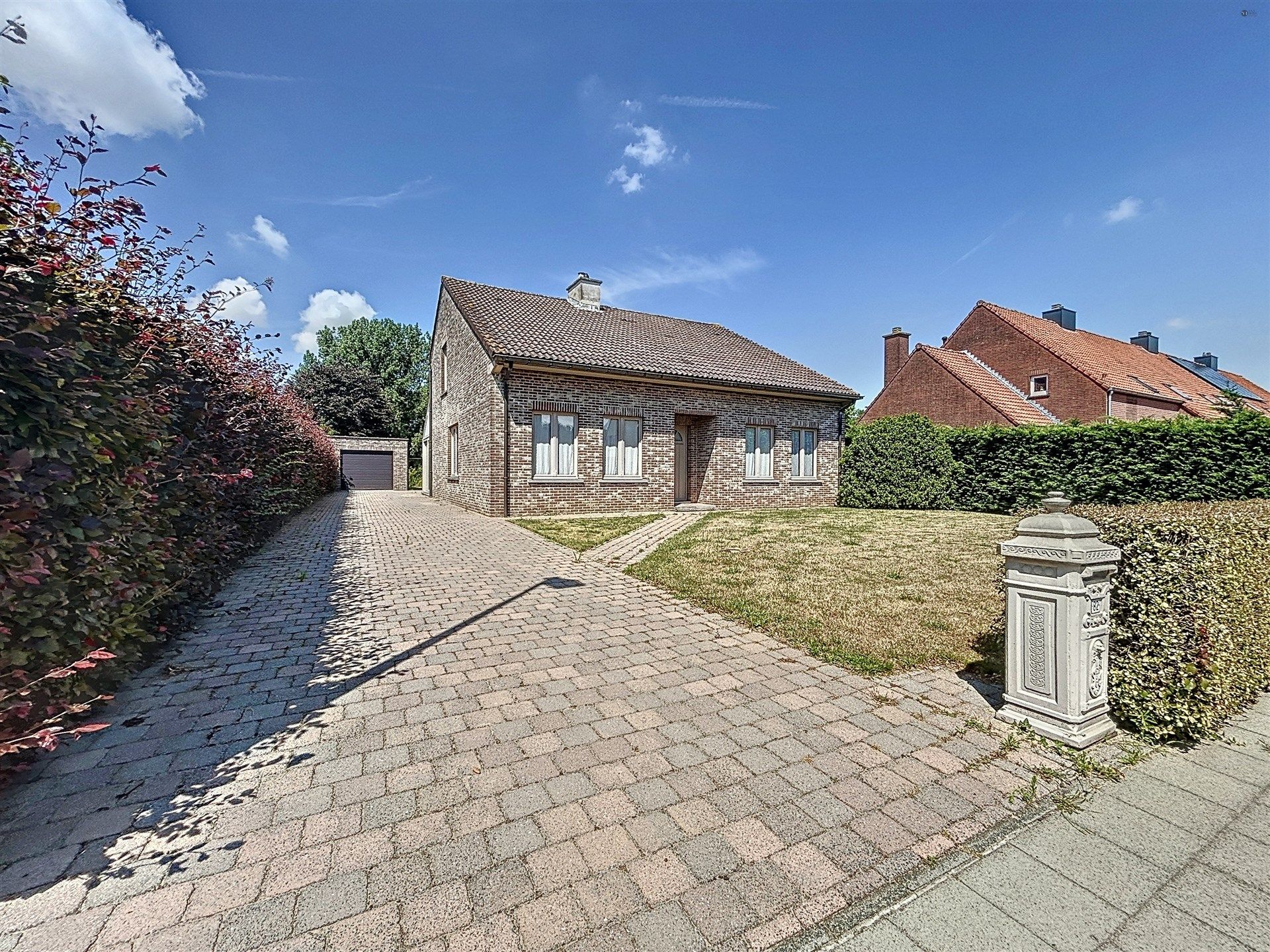 Rustig gelegen en instapklare open bebouwing (type bungalow)  met garage op perceel van 885m²  foto {{pictureIndex}}