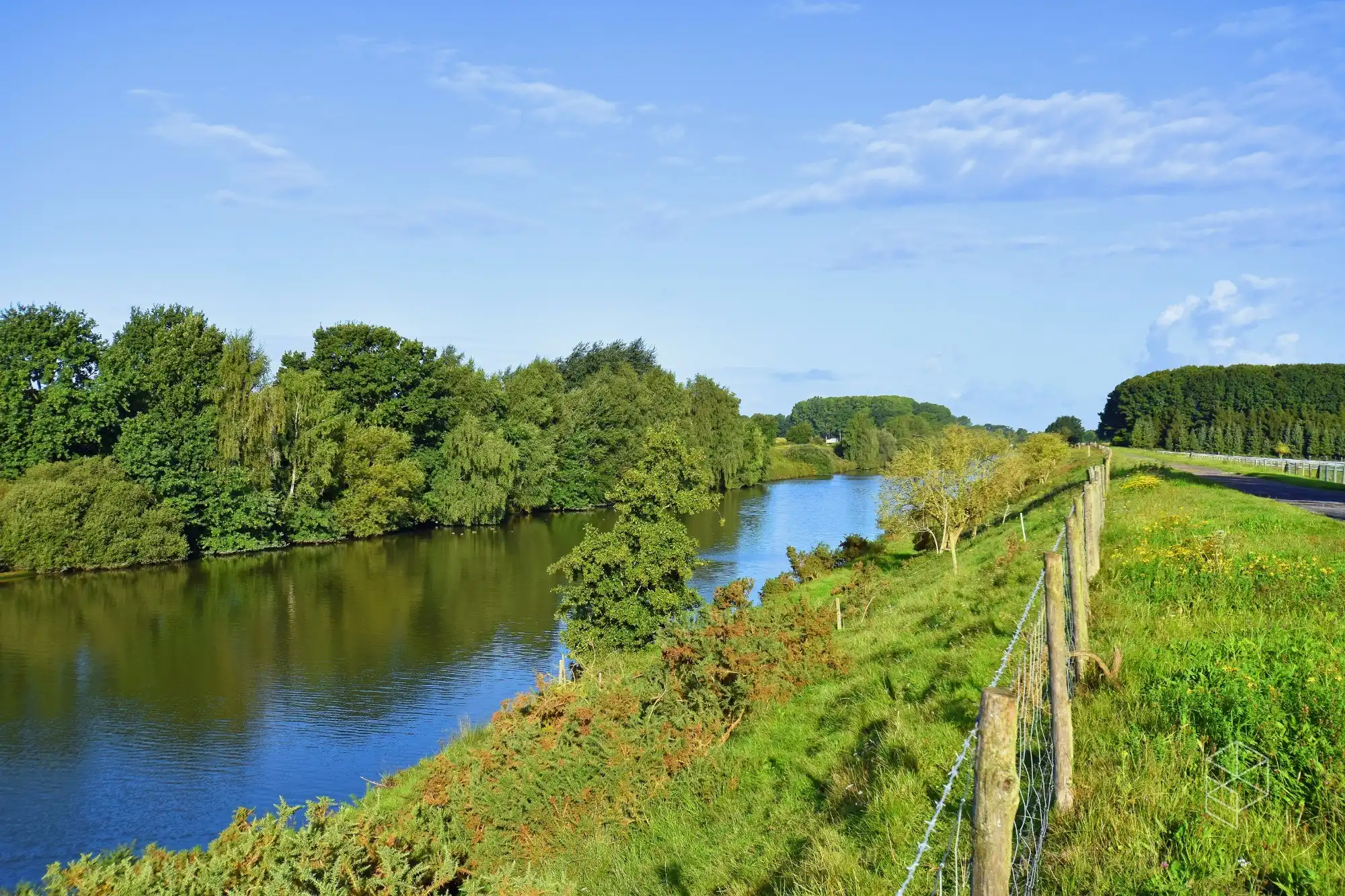 Klassevolle villa met bijgebouw op unieke ligging aan het kanaal Gent-Brugge foto 3