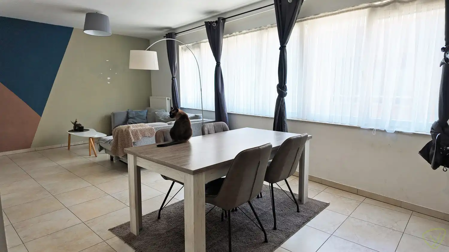 Centraal gelegen appartement vlakbij de Markt van Eeklo! foto 2