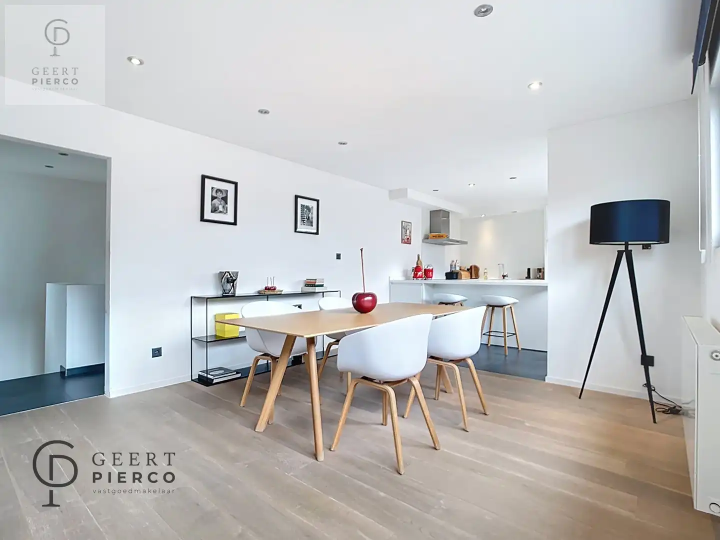 Prachtig nieuwbouwappartement met 2 garages foto 2