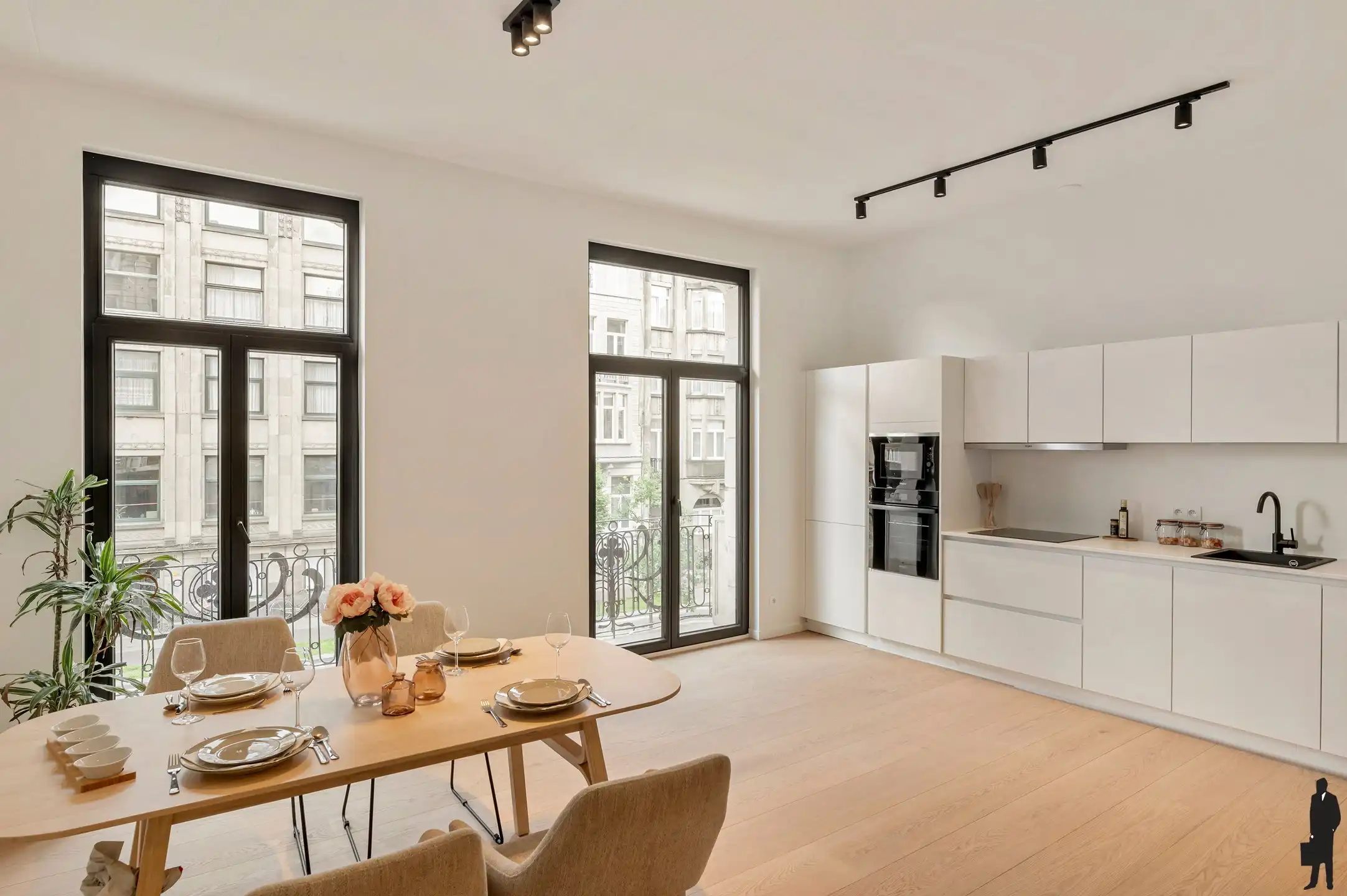 Gerenoveerd tweeslaapkamer appartement met balkons foto {{pictureIndex}}