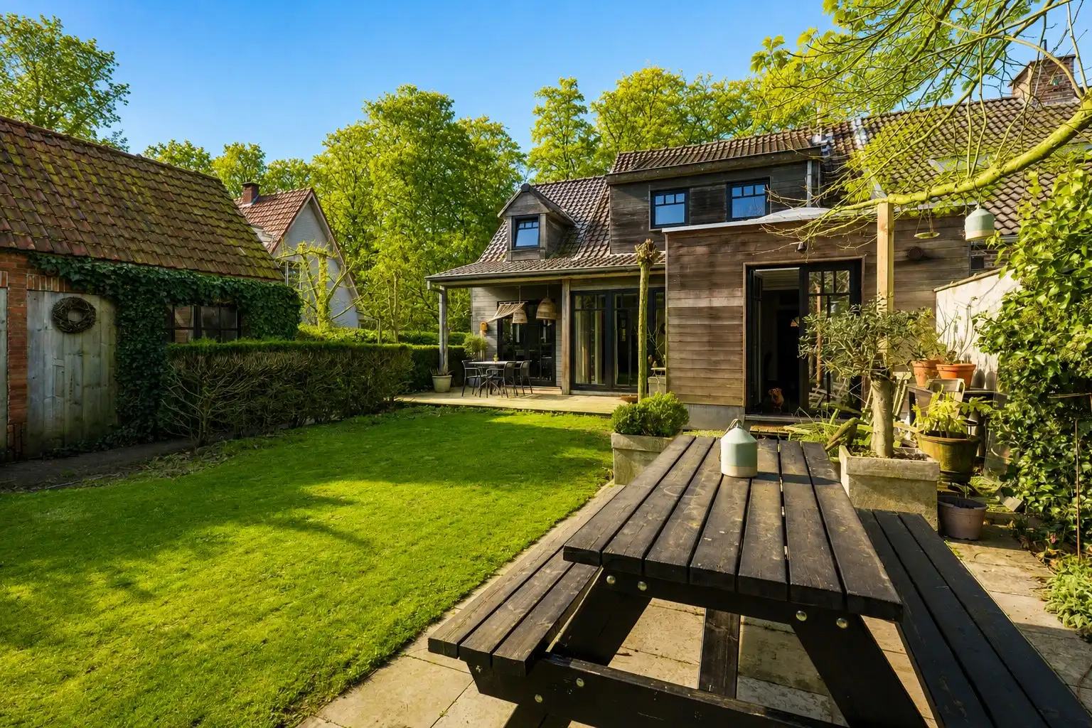 Charmante halfopen woning met polyvalent bijgebouw foto 2