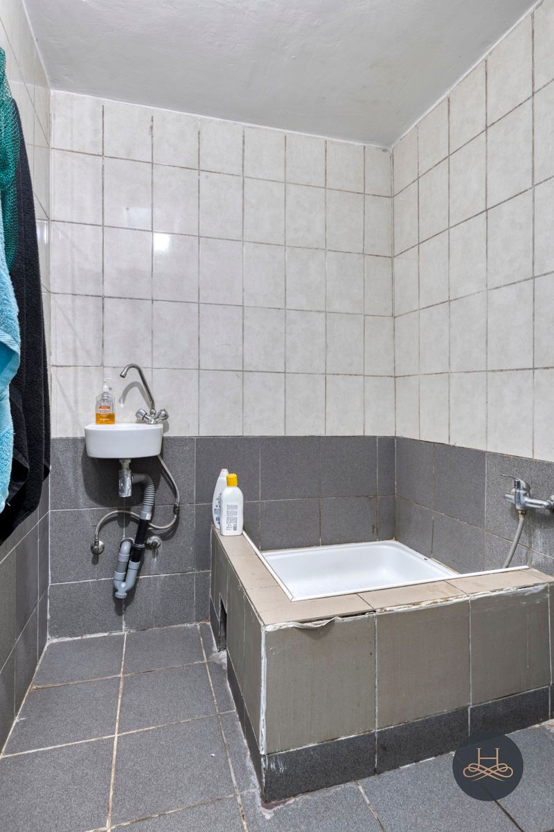 Renovatiewoning met veel potentieel foto 13