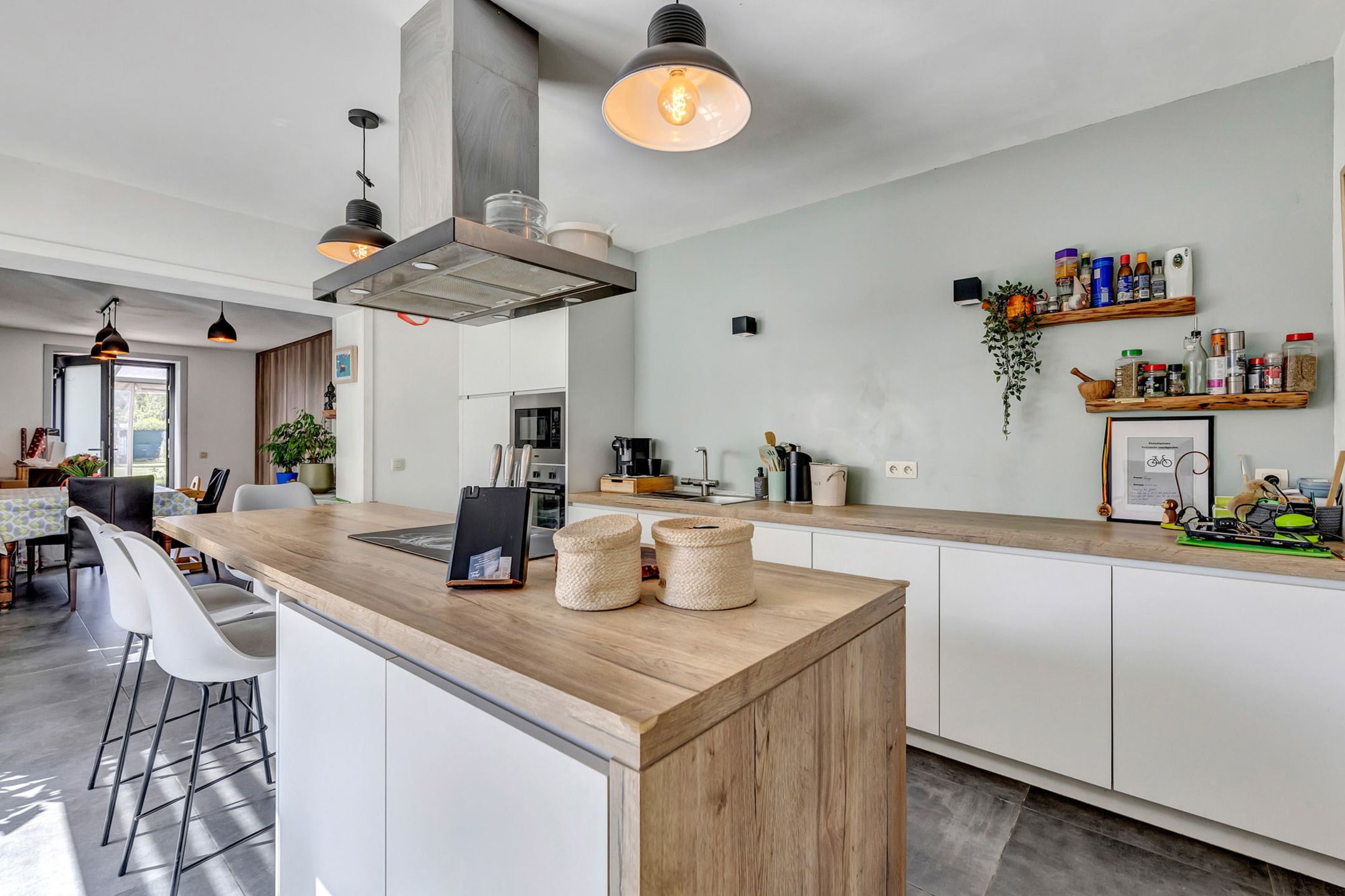 Instapklare woning met garage en ruime tuin foto 2