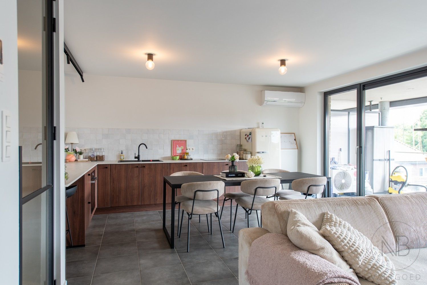 Instapklaar appartement met 2 slaapkamers & autostaanplaats! foto 2