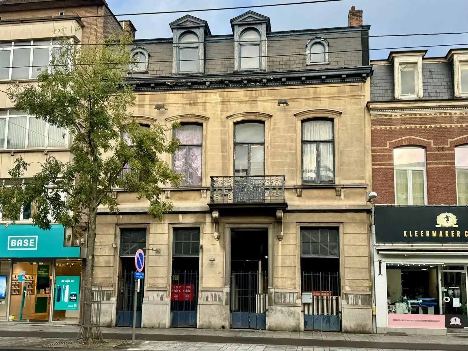 NEO-CLASSICISTISCH HERENHUIS bij parken foto {{pictureIndex}}