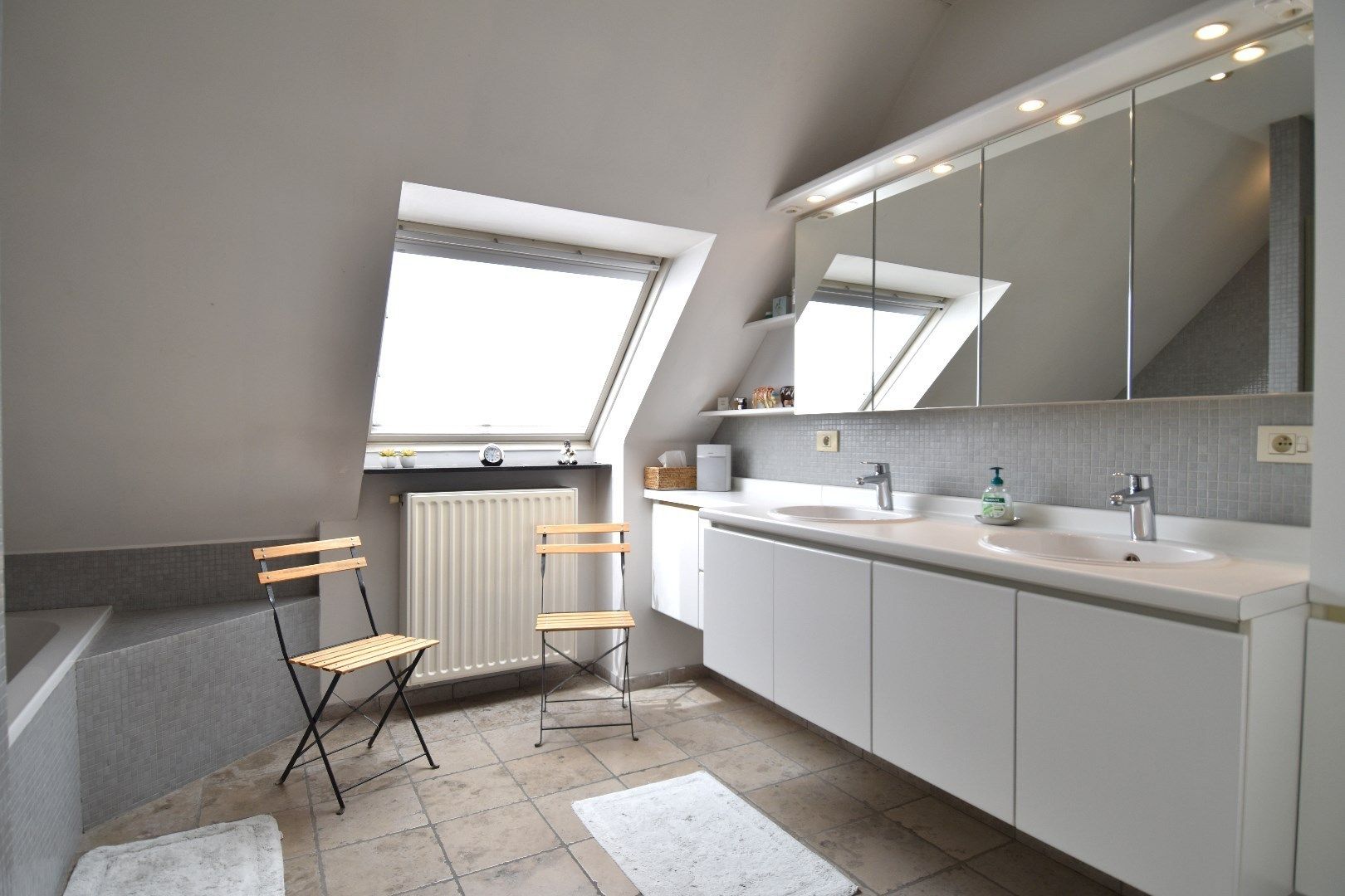 Exclusieve woning met 4 slaapkamers gelegen op een prachtig perceel van bijna 2.400 m² foto 7