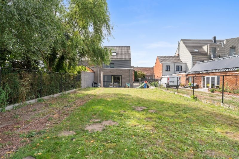 Mooie recente woning met 4 slaapkamers op 410m² foto {{pictureIndex}}