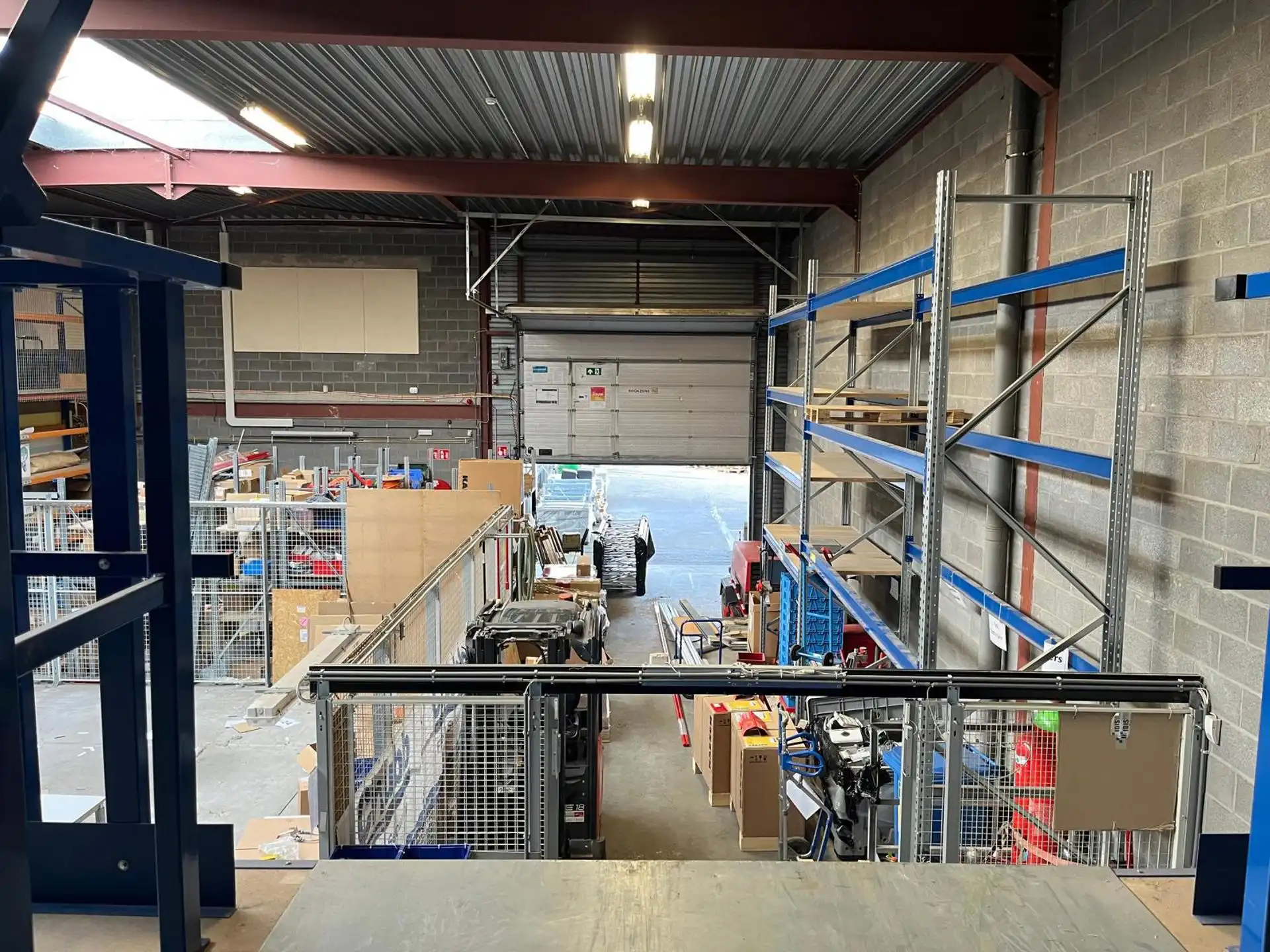 Aartselaar: magazijn 430m² met gelijkvloers kantoor 151m²  foto 2