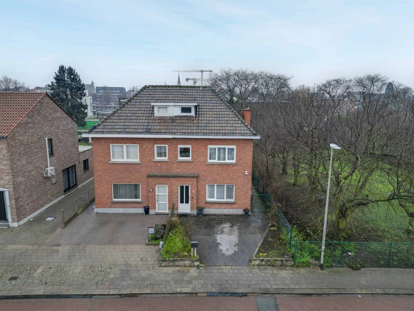 Ruime, te renoveren halfopen woning foto 3