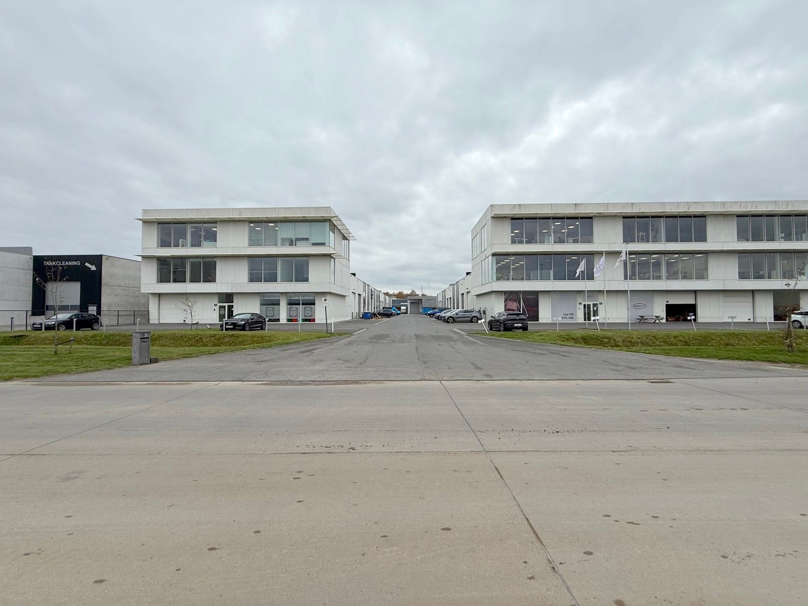 Perfect afgewerkt industriepand met kantoor en loods foto 39