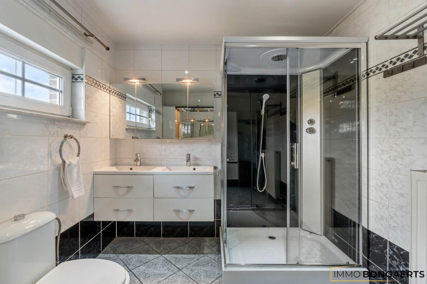 Instapklare woning met 4 slaapkamers en zwembad foto 22