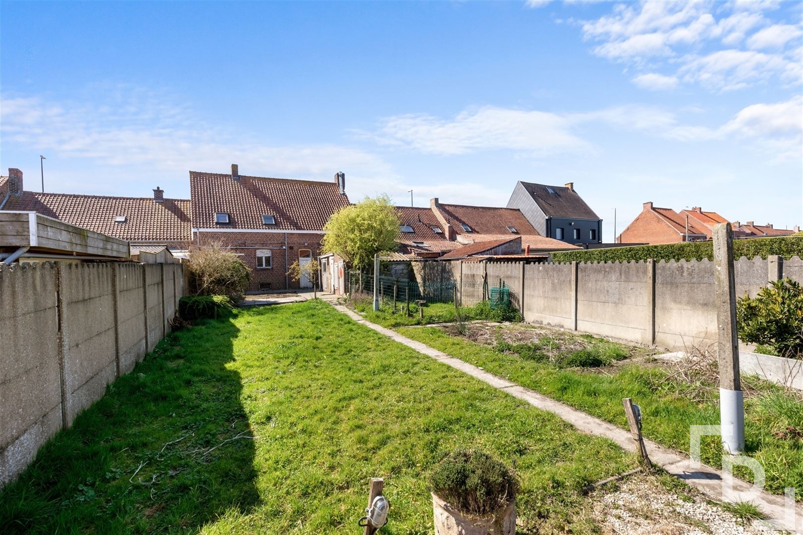 Te renoveren woning met ruime tuin en inpandige garage. foto 2