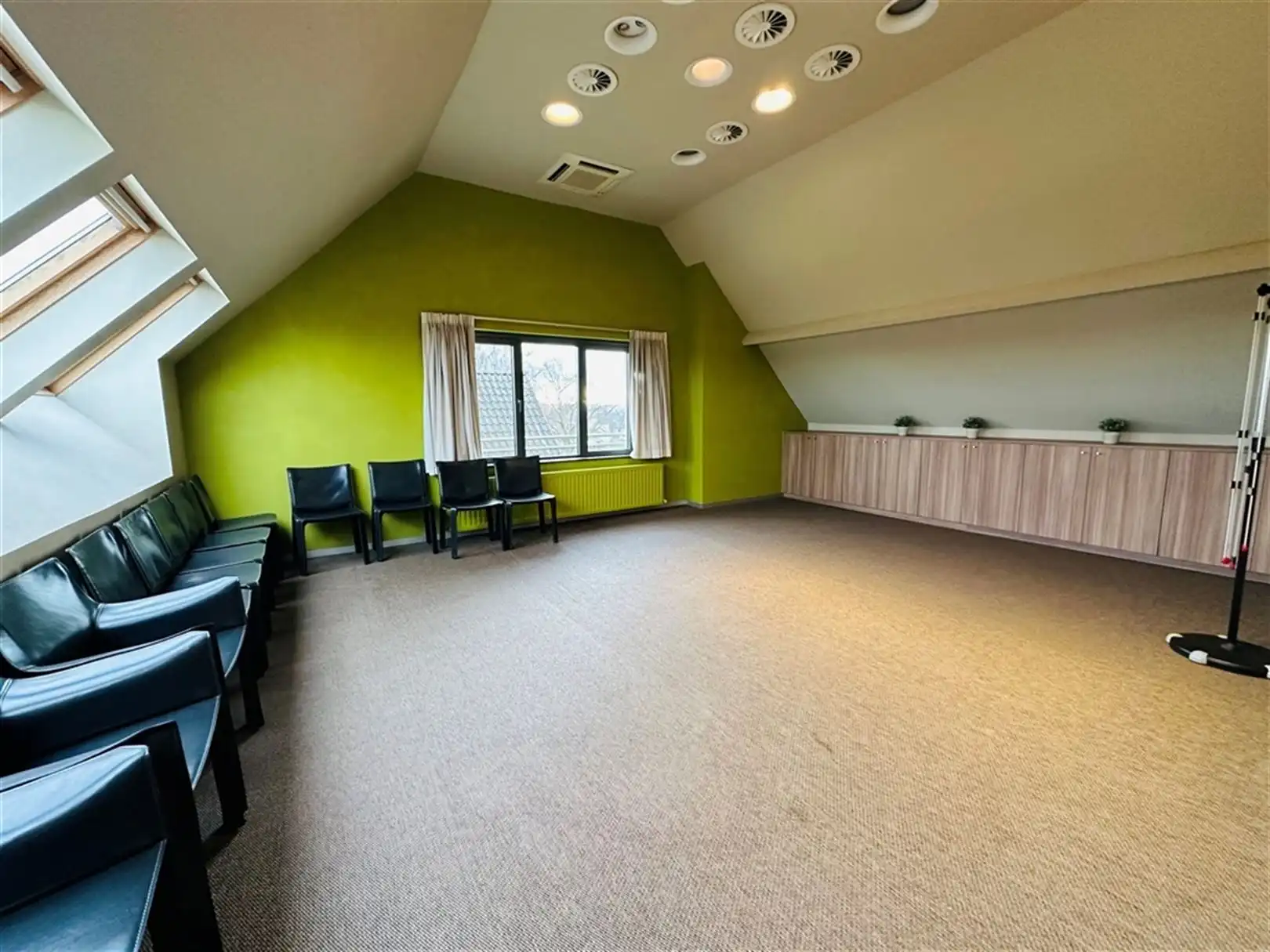 Af te werken kantoorgebouw op zichtlocatie langsheen  N9 foto 12