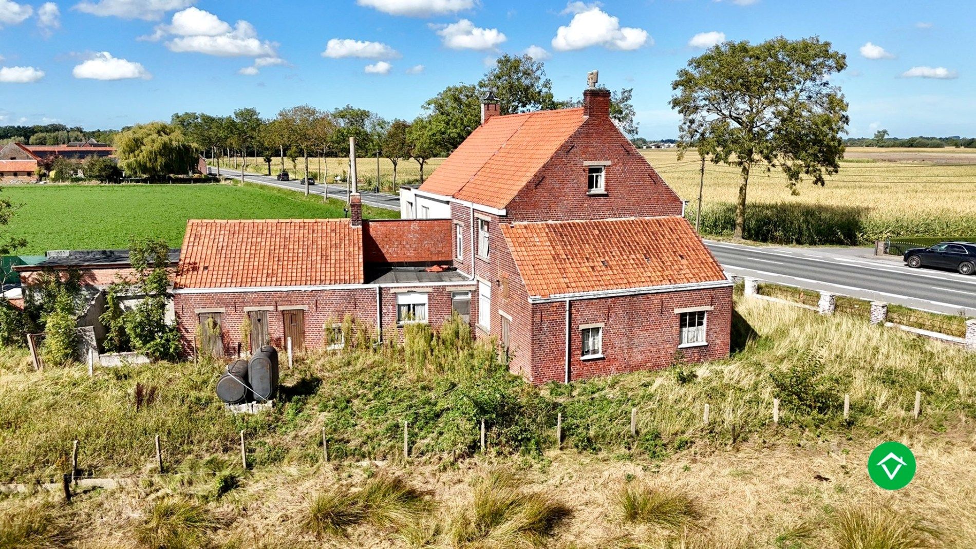 Hoofdfoto van de publicatie: Te renoveren of te slopen woning op ruim perceel van 854 m² in Ichtegem - ideale opportuniteit voor wie wil bouwen of renoveren in een landelijke omgeving.