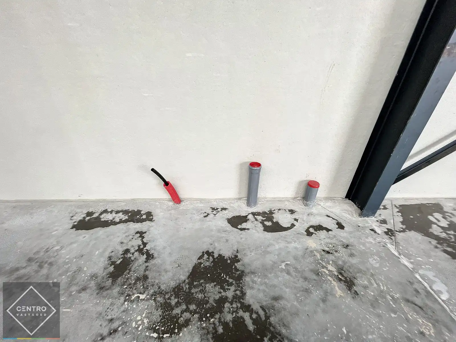 NB LOODS (311m2) TE HUUR, voorzien van alle nutsvoorzieningen en een vrije hoogte van 6,2m (tussenverdieping mogelijk). Op ambachtelijke zone te Jabbeke. foto 8