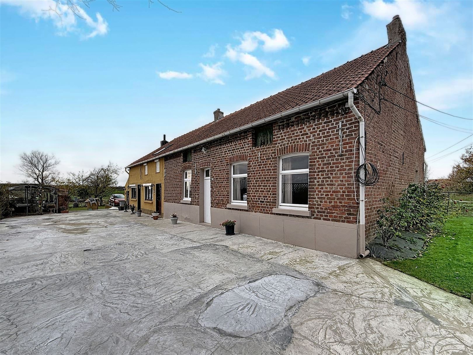 Hoofdfoto van de publicatie: Te renoveren woning met aanbouw, 3 slpks, tuin, 11a 19ca