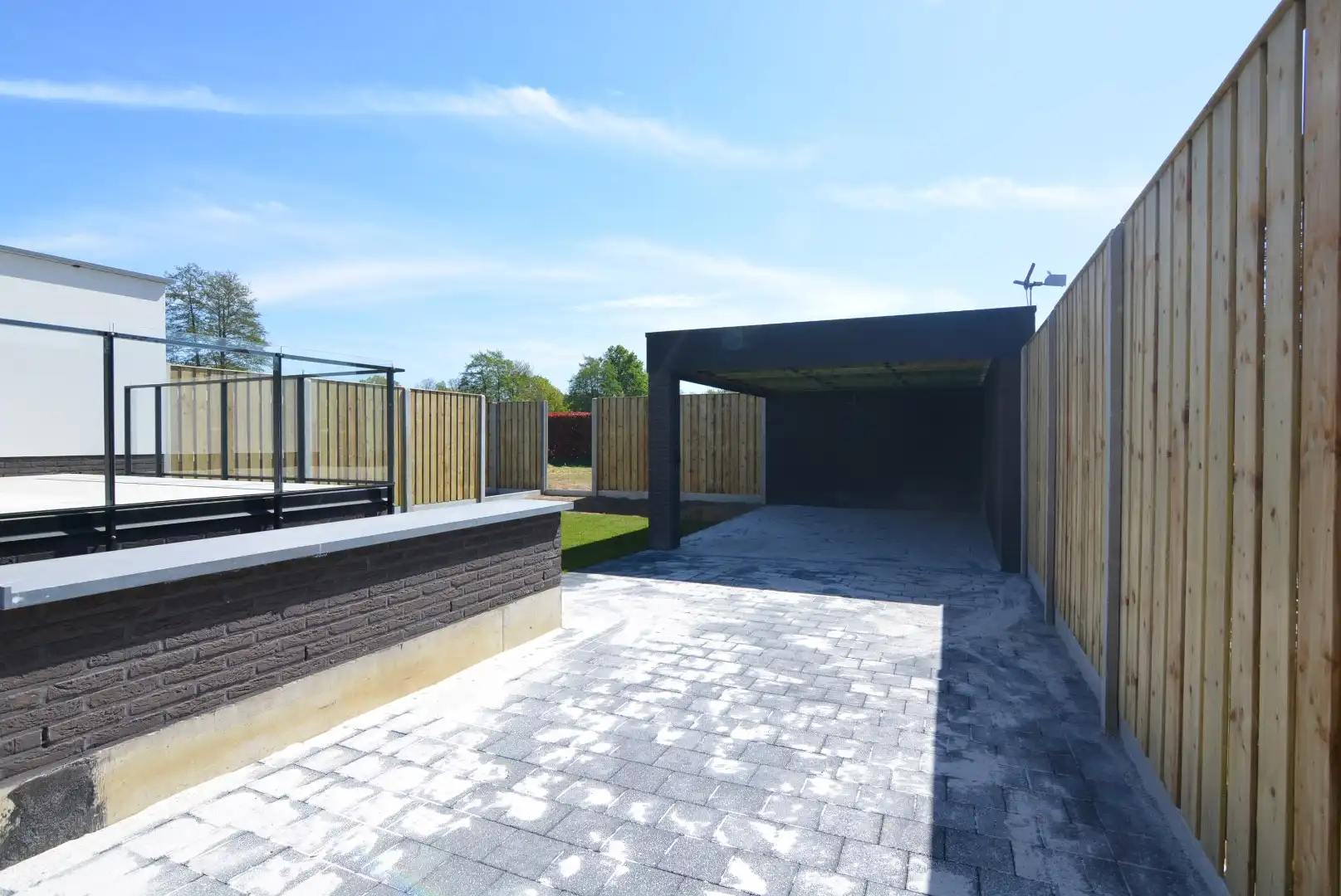 Moderne, energiezuinige, halfvrijstaande woning met carport op 3 a 80 ca. foto 18