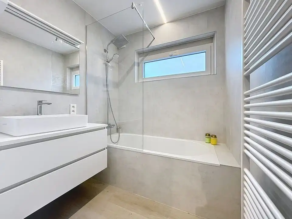 Gerenoveerd hoekappartement GLV  (2 slpks + dressing/bureau/babykamer) met tuin en garage foto 18