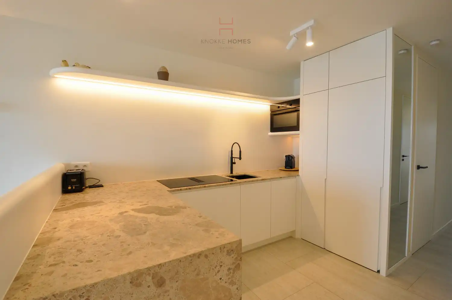Gerenoveerd appartement met panoramisch zeezicht aan de Zeedijk in Knokke-Duinbergen foto 8