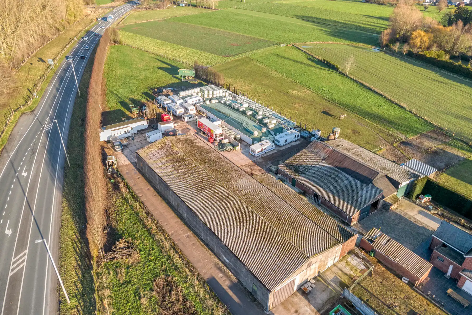 Landelijk pand met loodsen op meer dan 1 hectare grond foto 3