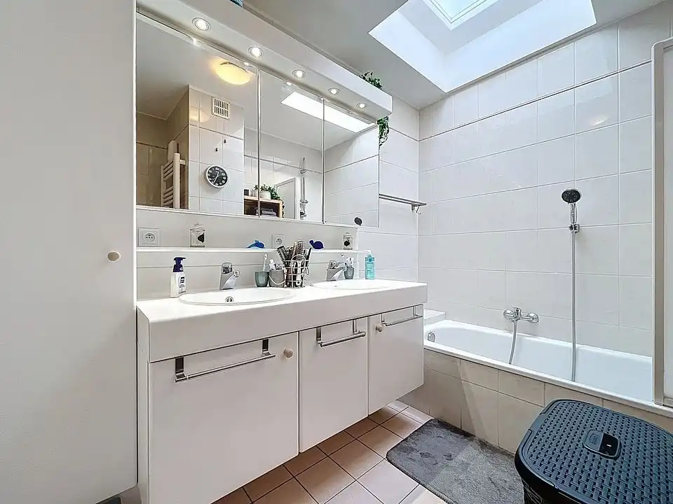 Uw eigen plek aan zee: stijlvol duplex-appartement met 3 slpks in het hart van Koksijde foto 19