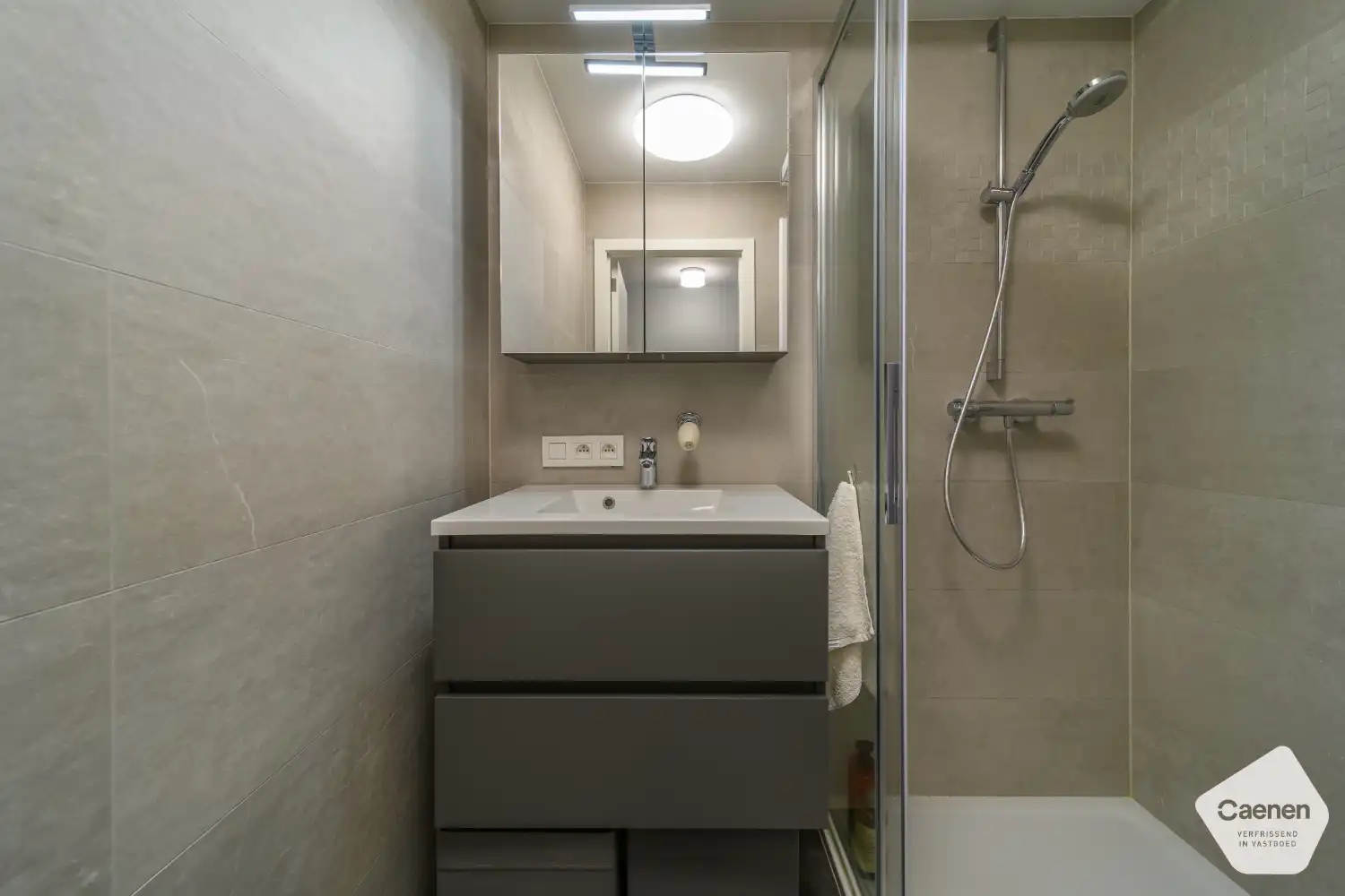 Instapklare, gemeubelde studio met fantastisch zeezicht in recente residentie foto 13