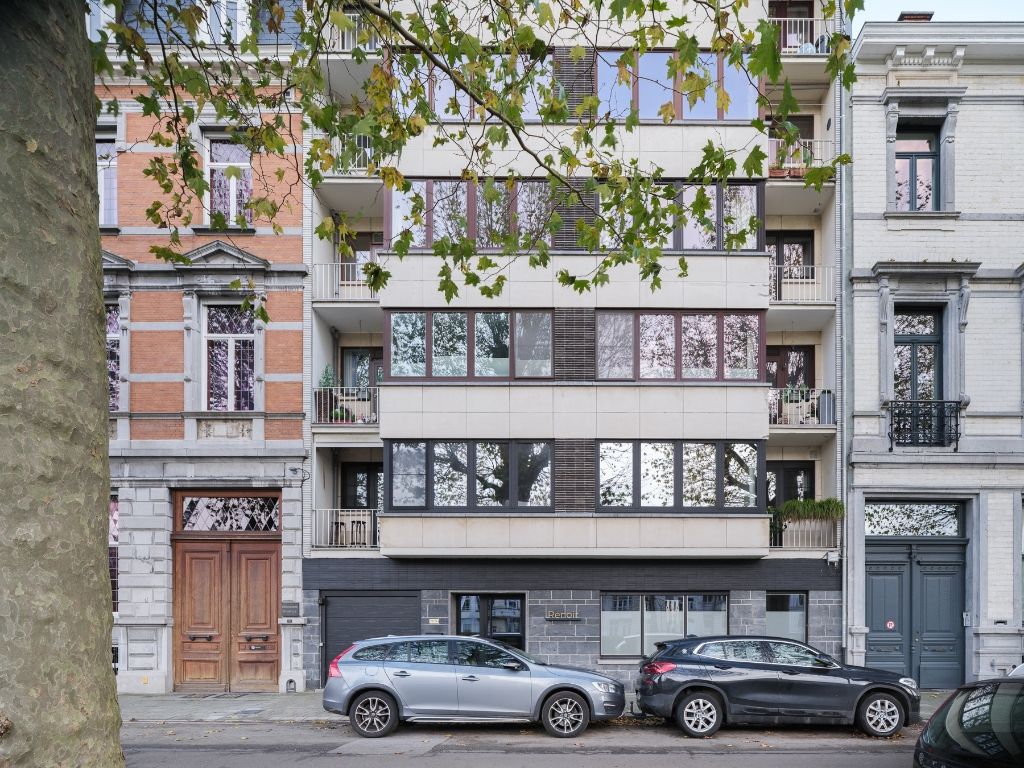 Coupure rechts - Lichtrijk gelijkvloers appartement met twee slaapkamers, stadskoer en mogelijkheid tot aankoop van een garagebox. foto 14