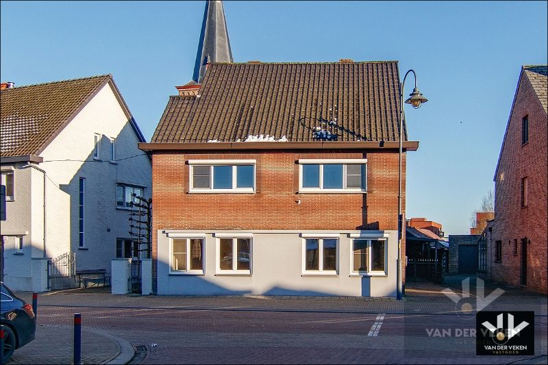 RUIME GEZINSWONING IN DE SCHADUW VAN DE KERKTOREN foto {{pictureIndex}}