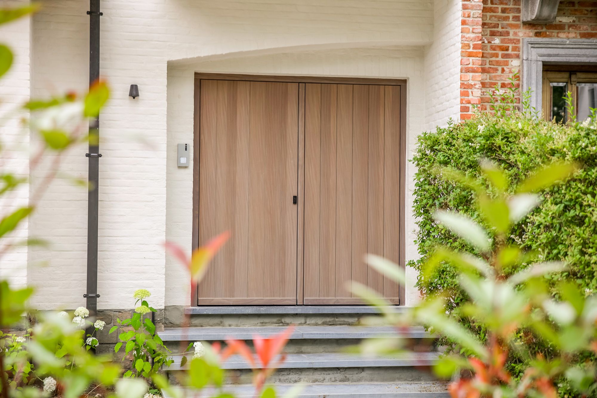 IDEALIS VASTGOED - EEN BIJZONDERE WONING OP EEN BIJZONDERE PLEK! DEZE VOLLEDIG VERNIEUWDE VILLA OP EEN PRACHTIGE RESIDENTIELE LOCATIE BESCHIKT OP DE GELIJKVLOERSE VERDIEPING OVER EEN SFEERVOLLE INKOMHAL, ROYALE LEEFRUIMTE MET AUTHENTIEKE ELEMENTEN, DOORLOPEND IN EEN EXTRA RUIME LEEFKEUKEN (MET TOEGANG TOT TERRAS), EEN MUDROOM, EXTRA RUIME INPANDIGE GARAGE/BERGING/WASPLAATS; OP DE VERDIEPING BESCHIKT DE WONING OVER 3 AANGENAME SLAAPKAMERS, EEN LUXUEUZE BADKAMER EN APART TOILET; VERDER BIEDT DE WONING NOG EEN RUIME BERGZOLDER; DE WONING WERD VOLLEDIG VERNIEUWD VAN RUWBOUW TOT AFWERKING EN VOORZIEN VAN NIEUW LEIDINGWERK EN SANITAIR, VOLLEDIGE NIEUWE ELECTRA, NIEUW SCHRIJNWERK IN ALUMINIUM, NIEUW DAK, VOLLEDIG NIEUW STUCWERK, NIEUWE BUITENAANLEG EN 12 ZONNEPANELEN! EEN ‘MUST SEE’ VOOR KOPERS OP ZOEK IN HET MOOIE SEGMENT! foto 16