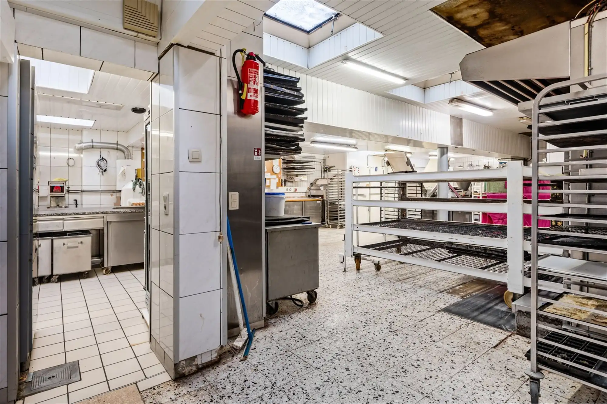 Opbrengsteigendom in handelshart van Merksem aan het plein! foto 23